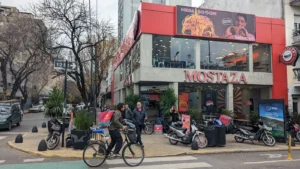 Un hombre entró a robar a un Mostaza en La Plata, causó destrozos y fue detenido a una cuadra